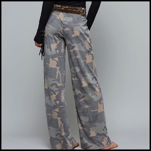 Velvet Trimmed Comfy Camo - Picture 4 of 6